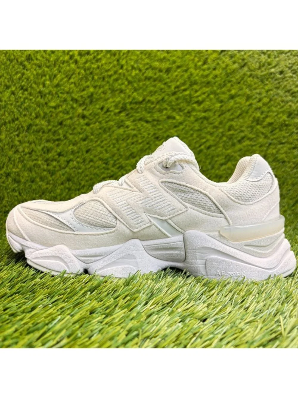 New Balance 9060 Boys Size 3Y White Athletic Running Walking Shoes Sneakers
